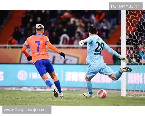 昆山足球俱乐部迎战长春亚泰全力争胜展现球队实力与拼搏精神